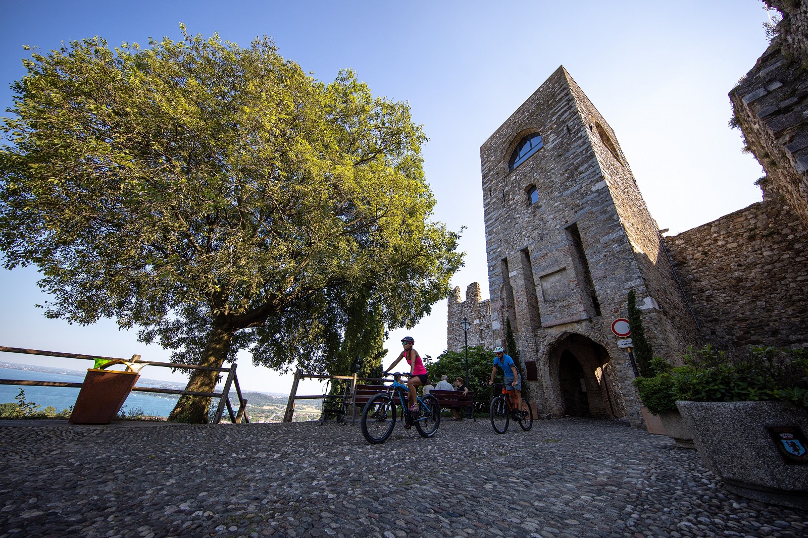 In bici tra i castelli della Valtènesi, Lago di Garda